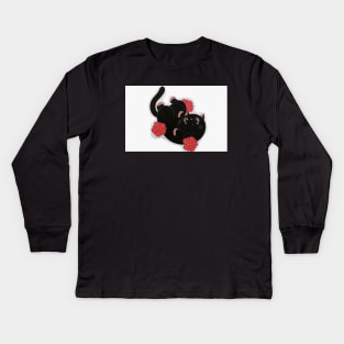 Gato negro jugando con rosas Kids Long Sleeve T-Shirt